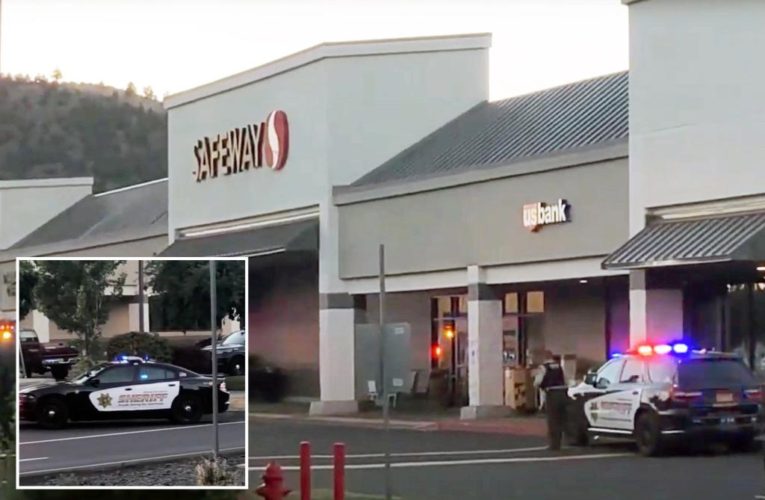 Gunman opens fire at Oregon shopping center kills two people