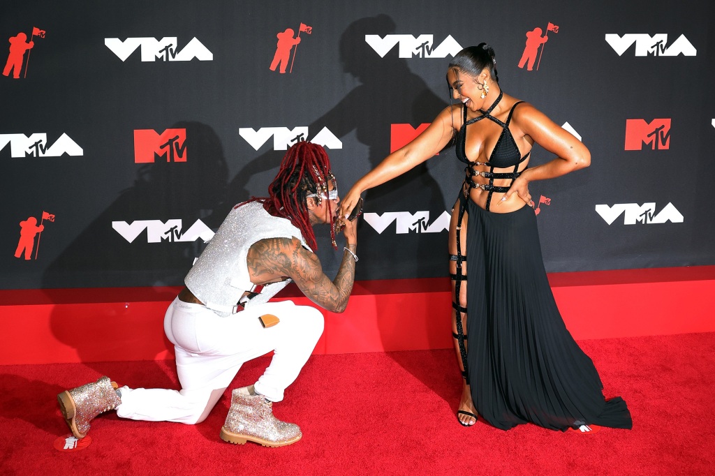 Nick Cannon greets Ashanti at the 2021 MTV Video Music Awards.