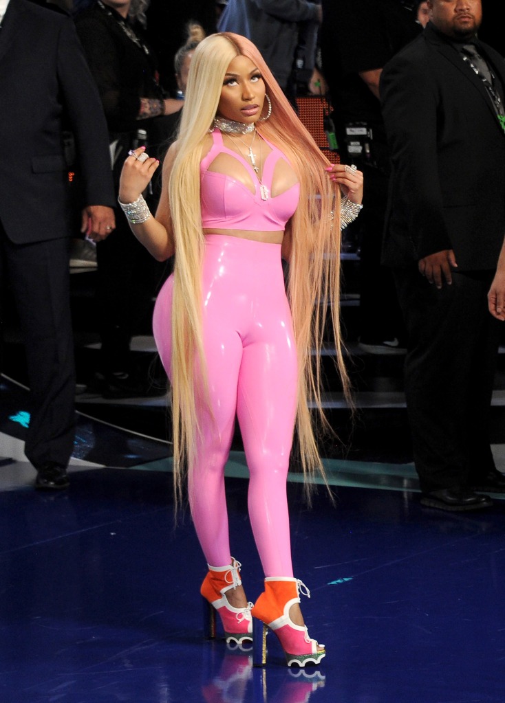 To walk down the red carpet at the 2017 VMAs Nicki outfitted her hourglass figure in a bright pink latex jumpsuit. 