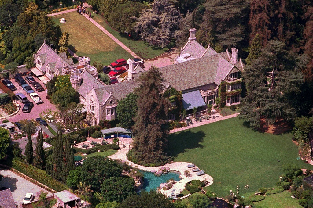 The Playboy mansion has 20 rooms and has 14,000 square feet.