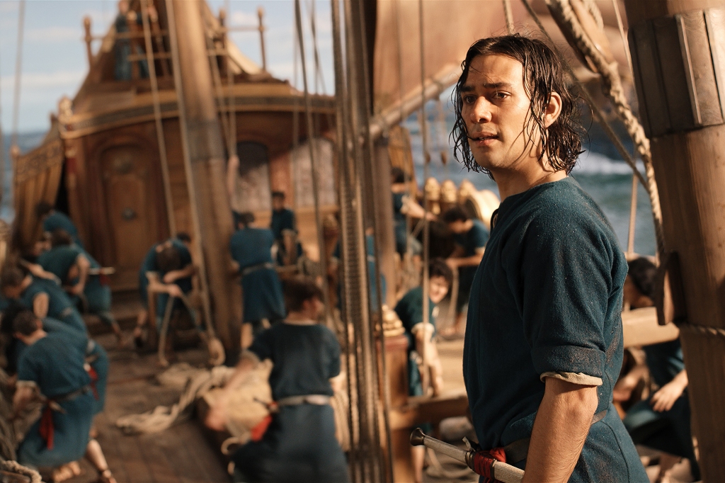 Isildur (Maxim Baldry), standing on a ship. 