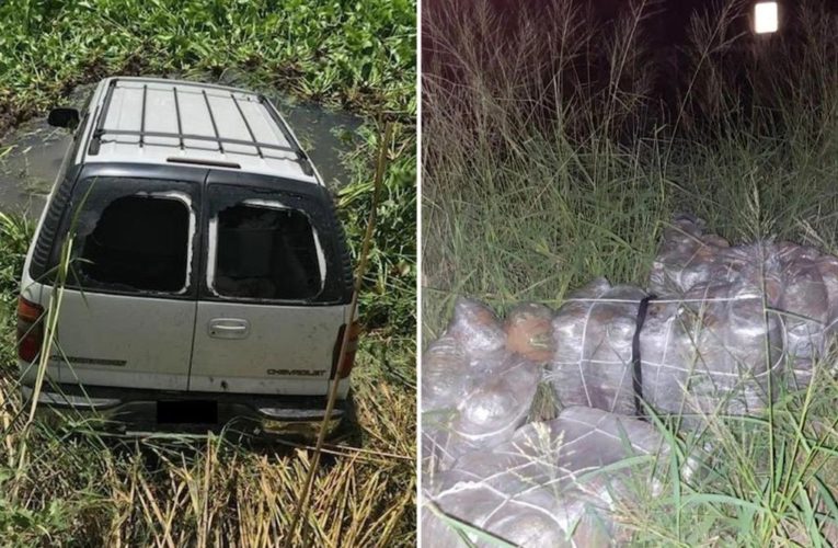 Smugglers ditches car with bundles of marijuana in the Rio Grande