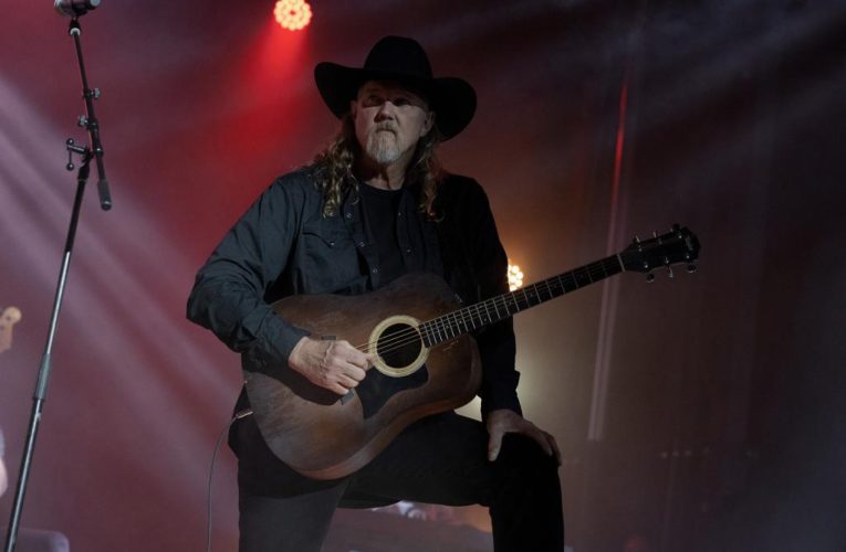 ‘Monarch’ star Trace Adkins had doctors ‘fuse’ detached finger so he could play guitar