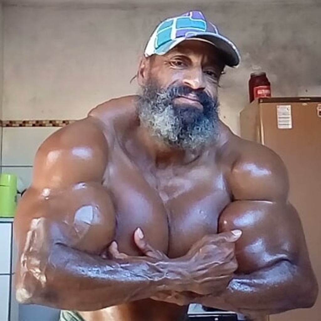 Valdir Segato on his journey to get 23-inch biceps.
