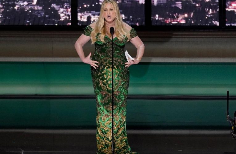 Jennifer Coolidge refuses to get played off at Emmys 2022