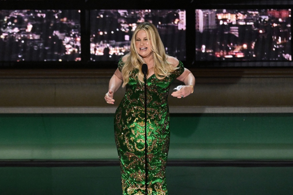 "The White Lotus" winner Jennifer Coolidge ignored her walkoff music and refused to depart the stage.
