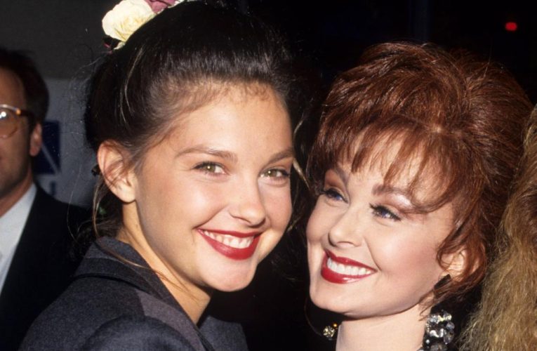 Ashley Judd recalls holding Naomi as she died, asks for privacy