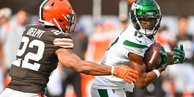 Browns safety Grant Delpit chases New York Jets wide receiver Garrett Wilson, Sunday, Sept. 18, 2022, in Cleveland.