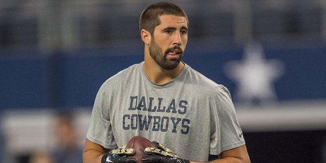 November 2, 2014: Dallas Cowboys tight end Gavin Escobar (89) warms up before a football game between the Dallas Cowboys and Arizona Cardinals at AT&amp;T Stadium in Arlington, TX.