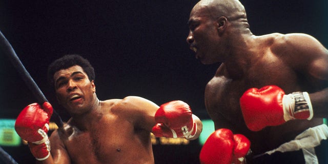 Muhammad Ali retained his world heavyweight crown in a 15-round unanimous decision over Earnie Shavers in 1977.