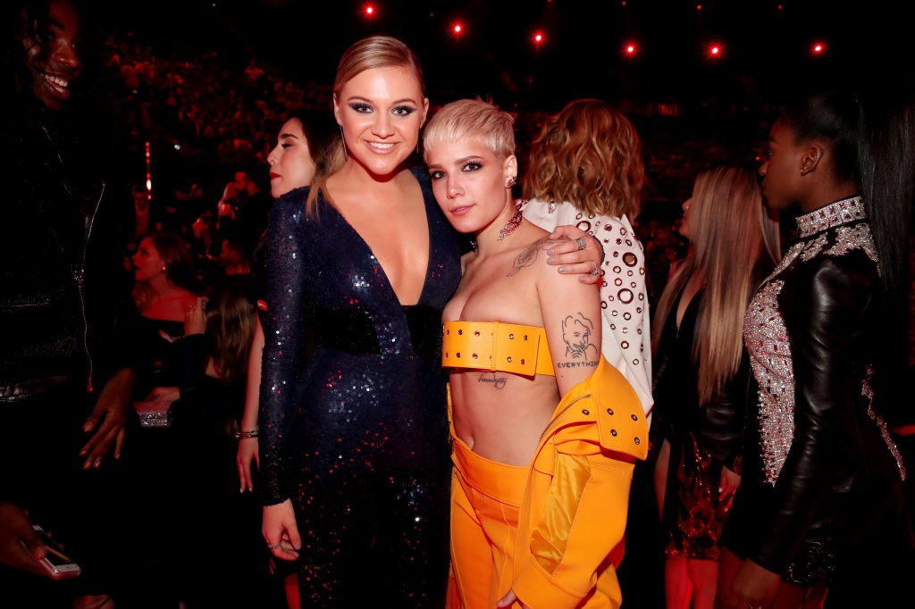 Kelsea Ballerini (L) and Halsey pose at the 2017 iHeartRadio Music Awards.