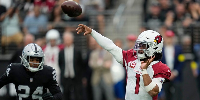 Arizona Cardinals quarterback Kyler Murray (1) throws against the Las Vegas Raiders during the first half in Las Vegas on Sept. 18, 2022.