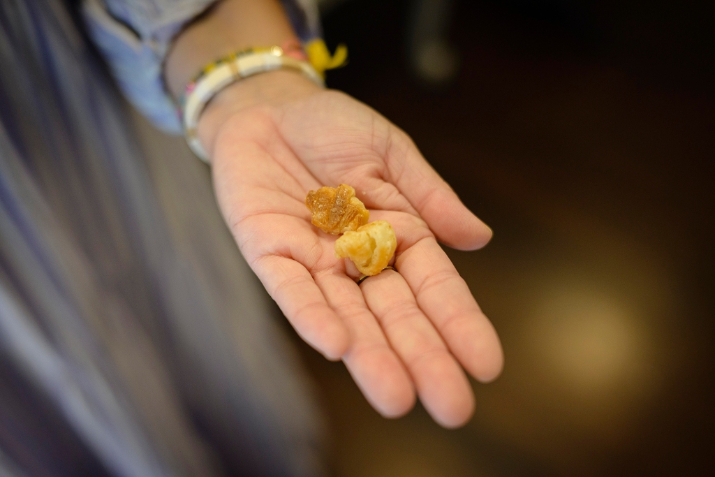 The mini pastries each weigh around 1 gram. 