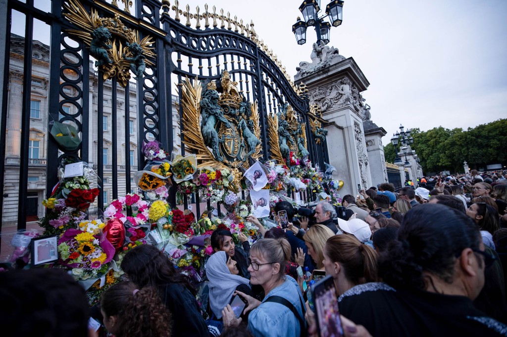 Hundreds of people crowded outside Buckingham Palace's gate to pay tribute to Queen Elizabeth II. 