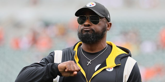 Head coach Mike Tomlin of the Pittsburgh Steelers coaches his team against the Cincinnati Bengals at Paul Brown Stadium on September 11, 2022 in Cincinnati, Ohio.