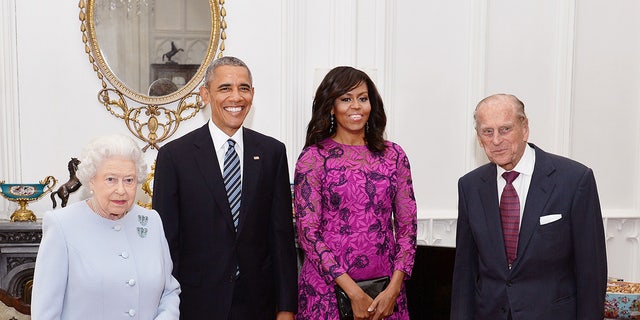 Britain's Queen Elizabeth II and the Duke of Edinburgh stand with the President and First Lady of the United States Barack Obama and his wife Michelle (both centre), in the Oak Room at Windsor Castle ahead of a private lunch hosted by the Queen in Windsor, Britain, April 22, 2016. (REUTERS/John Stillwell/Pool/File Photo)