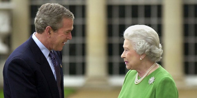 U.S. President George W. Bush shakes hands with Britain's Queen Elizabeth before departing from Buckingham Palace in London, November 21, 2003. Bush and Britain's Prime Minister Tony Blair are due to travel to Blair's constituency of Sedgefield in the north of England on Friday. (REUTERS/POOL/Richard Lewis ASA/AA)