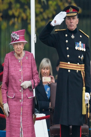 Queen Elizabeth II and Lieutenant General Andrew Gregory