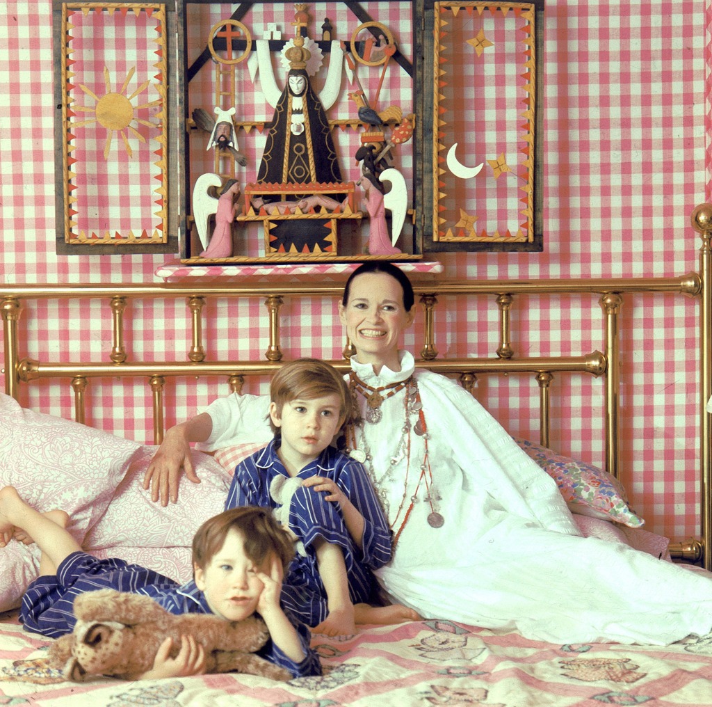 LONG ISLAND, NY - MARCH 30: Socialite and heiress  Gloria Vanderbilt poses for a portrait session with her sons Anderson Cooper (left) and Carter Vanderbilt Cooper on a bed in their home on March 30, 1972 in Southampton, Long Island, New York. (Photo by Jack Robinson/Hulton Archive/Getty Images)