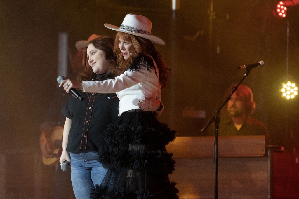 Sisters Gigi (Beth Ditto) and Nicky (Anna Friel), right, singing onstage together. 