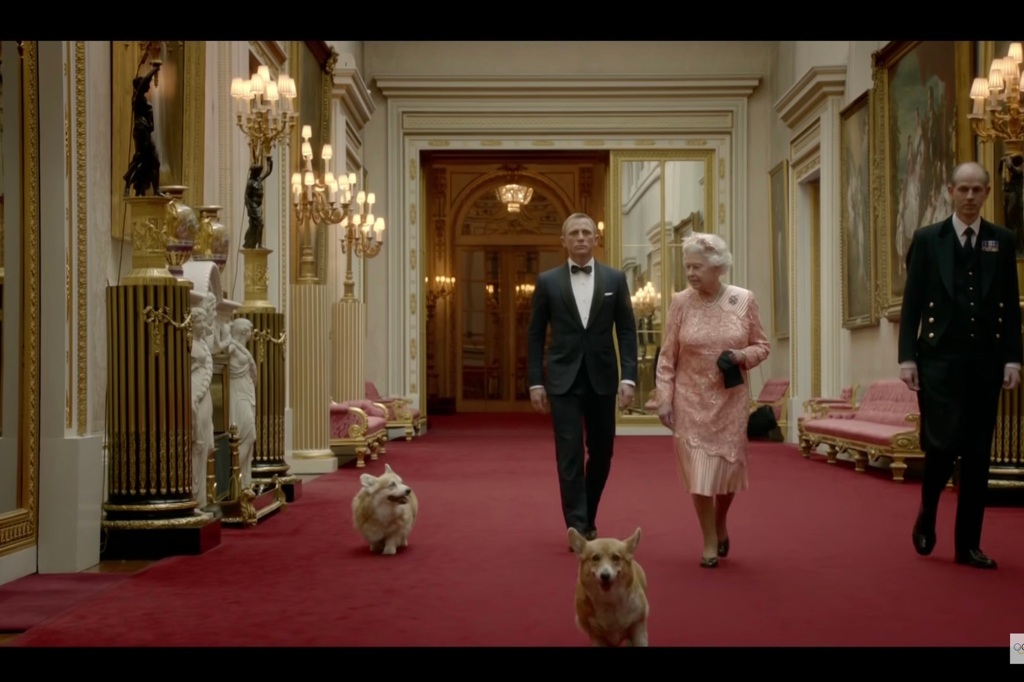 James Bond and The Queen London 2012 Performance

https://www.youtube.com/watch?v=1AS-dCdYZbo