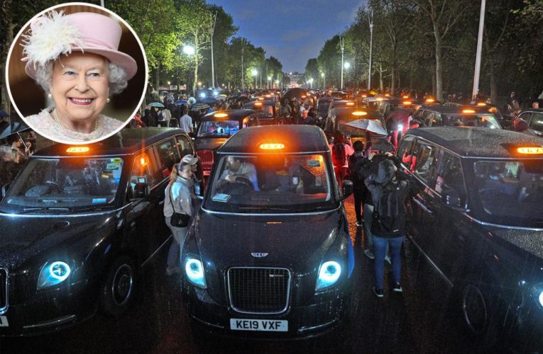 Black cabs line the Mall to mourn death of the Queen: ‘Incredibly moving’