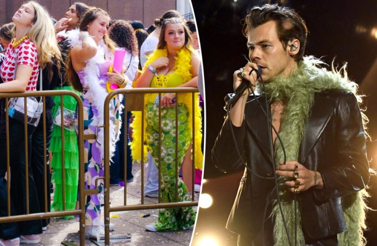 Harry Styles’ Love On Tour at MSG sparks feather boa shortage