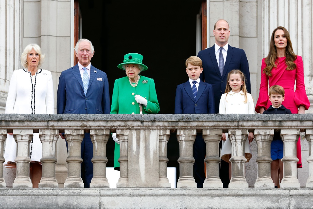 LONDON, UNITED KINGDOM - JUNE 05: (EMBARGOED FOR PUBLICATION IN UK NEWSPAPERS UNTIL 24 HOURS AFTER CREATE DATE AND TIME) Camilla, Duchess of Cornwall, Prince Charles, Prince of Wales, Queen Elizabeth II, Prince George of Cambridge, Prince William, Duke of Cambridge, Princess Charlotte of Cambridge, Prince Louis of Cambridge and Catherine, Duchess of Cambridge stand on the balcony of Buckingham Palace following the Platinum Pageant on June 5, 2022 in London, England. The Platinum Jubilee of Elizabeth II is being celebrated from June 2 to June 5, 2022, in the UK and Commonwealth to mark the 70th anniversary of the accession of Queen Elizabeth II on 6 February 1952. (Photo by Max Mumby/Indigo/Getty Images)