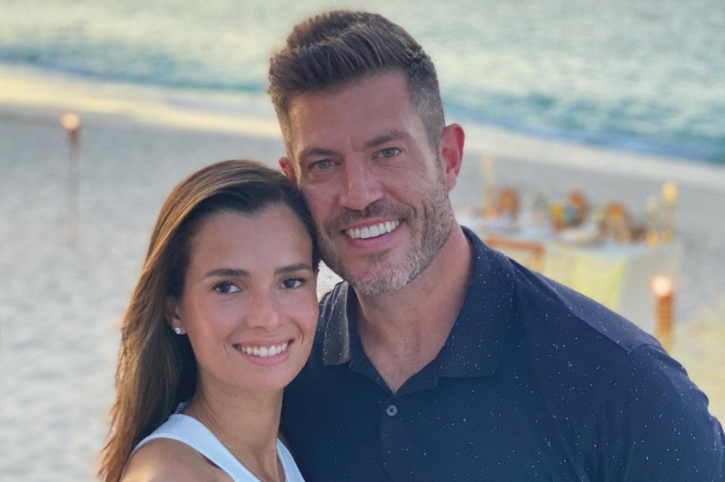 Jesse Palmer and his wife, Emely Fardo Palmer.