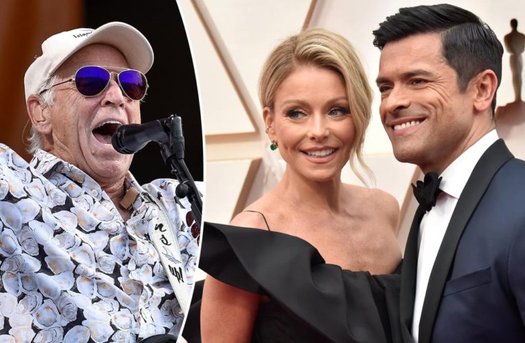 Kelly Ripa denies almost dying during sex with Mark Consuelos