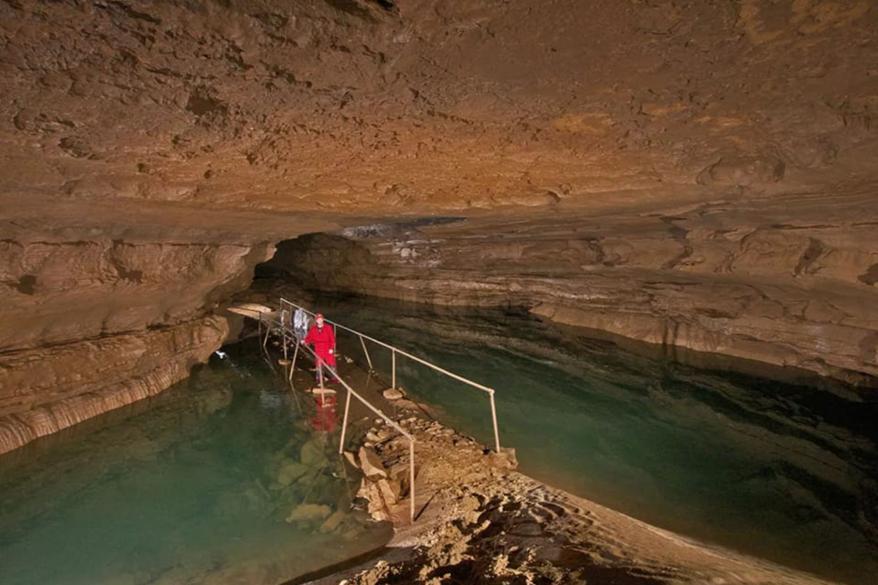 A picture of the inside of Mammoth Cave National Park.