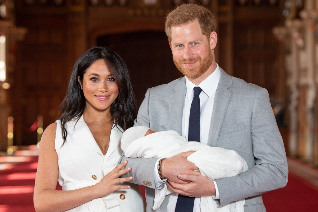 WINDSOR, ENGLAND - MAY 08: Prince Harry, Duke of Sussex and Meghan, Duchess of Sussex, pose with their newborn son Archie Harrison Mountbatten-Windsor during a photocall in St George's Hall at Windsor Castle on May 8, 2019 in Windsor, England. The Duchess of Sussex gave birth at 05:26 on Monday 06 May, 2019. (Photo by Dominic Lipinski - WPA Pool/Getty Images)