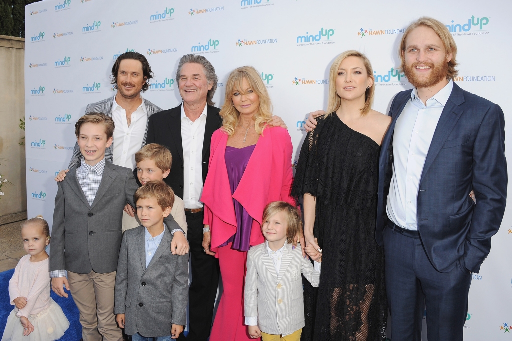 Oliver Hudson with his family, including Kurt Russell, Goldie Hawn, Kate Hudson and Wyatt Russell. 