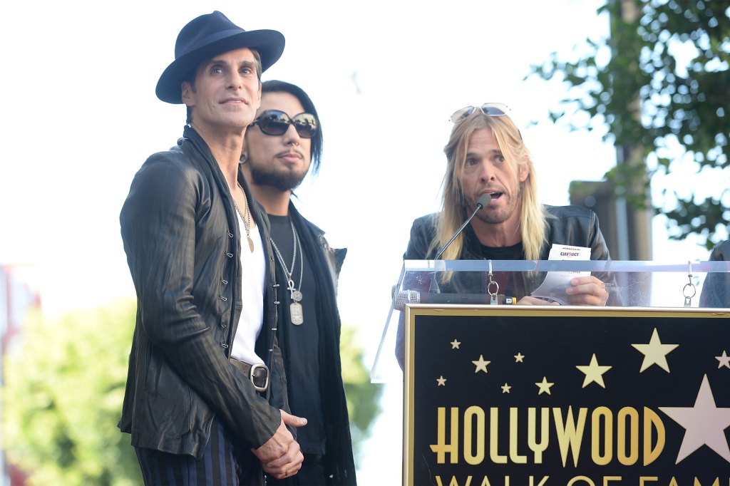 A photo of Taylor Hawkins with Dave Navarro and Perry Farrell