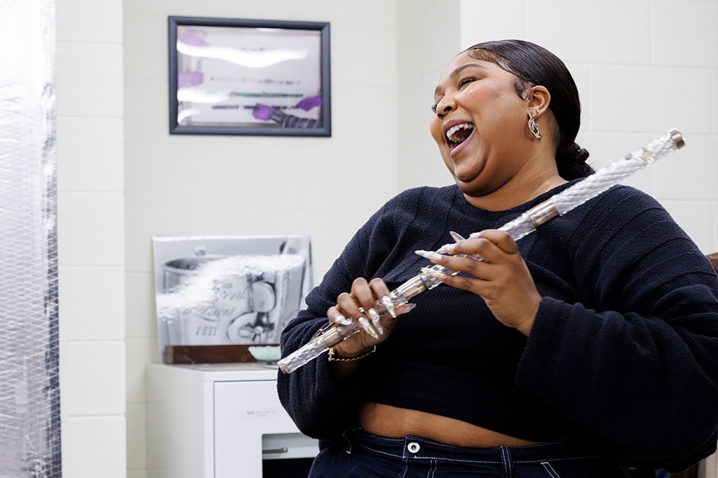 Library of Congress
@librarycongress
You didn't think 
@lizzo
 played that antique flute on stage without practicing first, did you? She visited the Library Monday & played several of the flutes in our collection, which is the largest in the world. #LizzoAtLOC