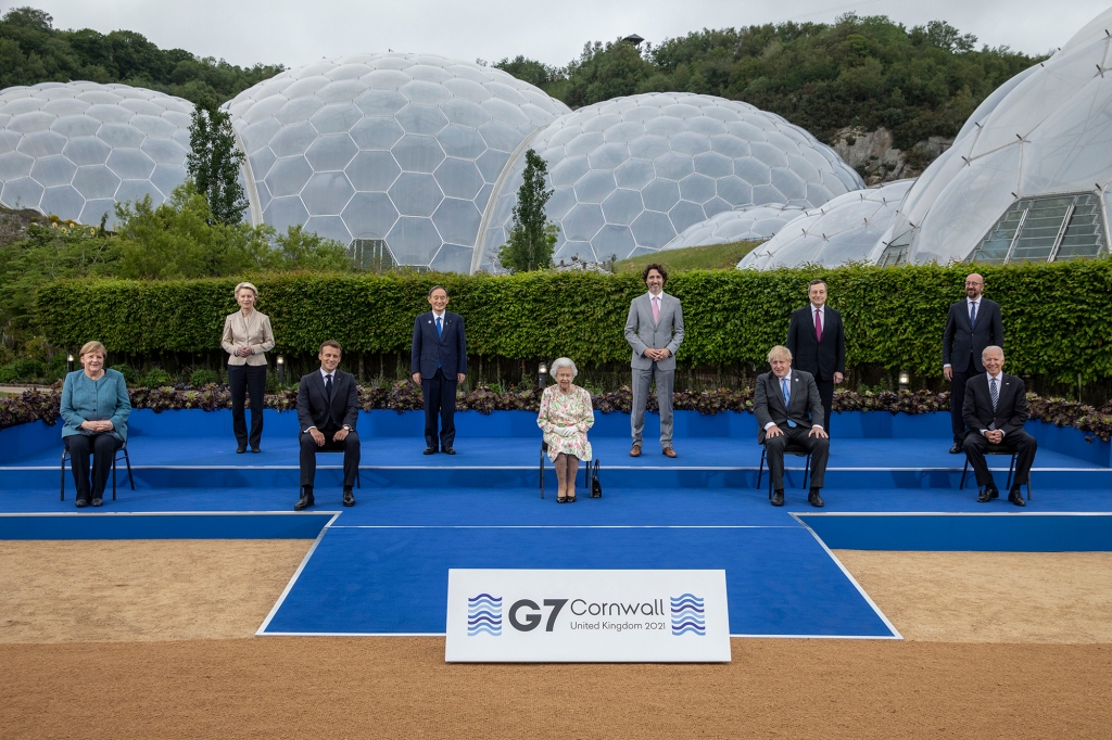 G7 leaders posing for a photo-op at 2021 World Summit.