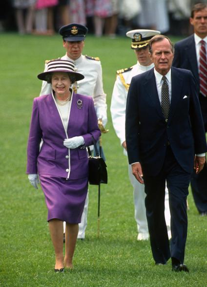 A picture of Queen Elizabeth II and former President George bush in 1991.