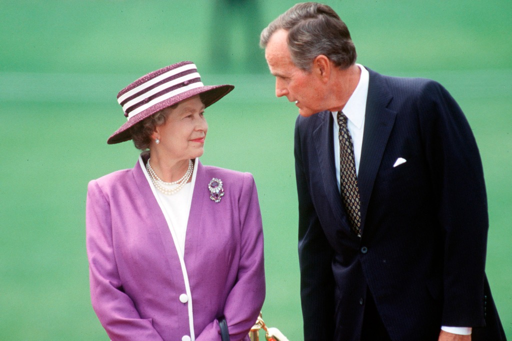 A picture of Queen Elizabeth II and former President George bush in 1991.