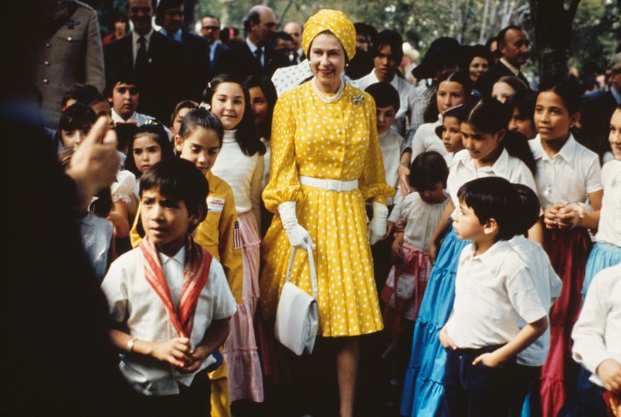 Queen Elizabeth went to Mexico for a 1975 state visit, where she met local children.