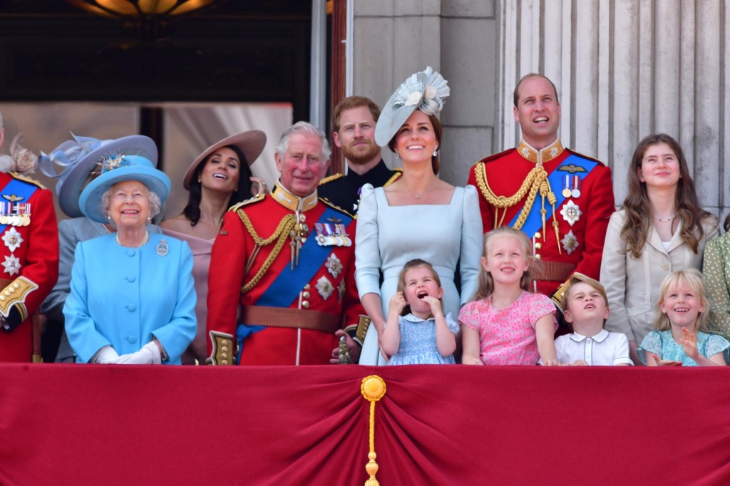 LONDON, ENGLAND - JUNE 09:  Queen Elizabeth II, Meghan, Duchess of Sussex, Prince Charles, Prince of Wales, Prince Harry, Duke of Sussex, Catherine, Duchess of Cambridge, Prince William, Duke of Cambridge, Princess Charlotte of Cambridge, Savannah Phillips, Prince George of Cambridge and Isla Phillips stand on the balcony of Buckingham Palace during the Trooping the Colour parade on June 9, 2018 in London, England.  (Photo by James Devaney/FilmMagic)