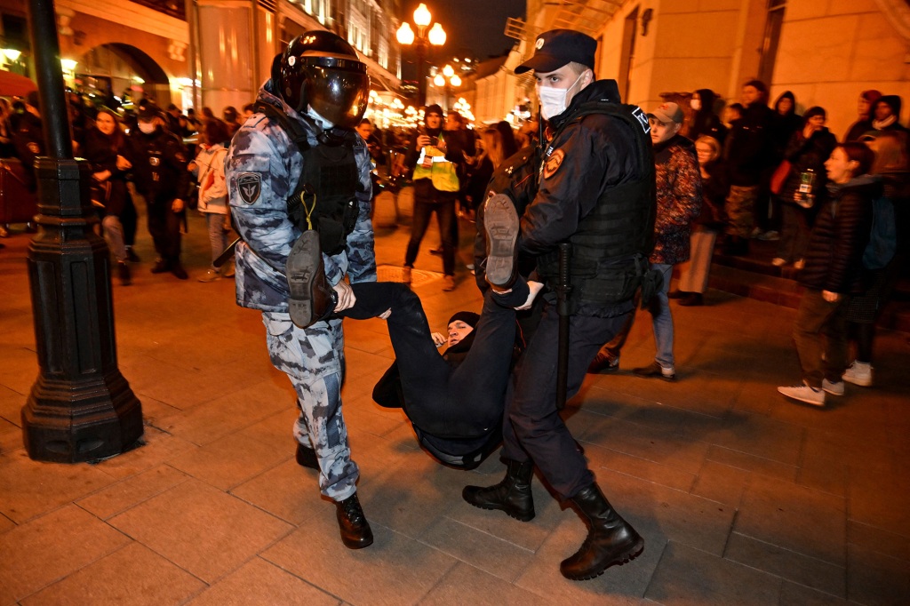 Police officers detain a man in Moscow on September 21, 2022, following calls to protest against partial mobilisation announced by President Vladimir Putin.