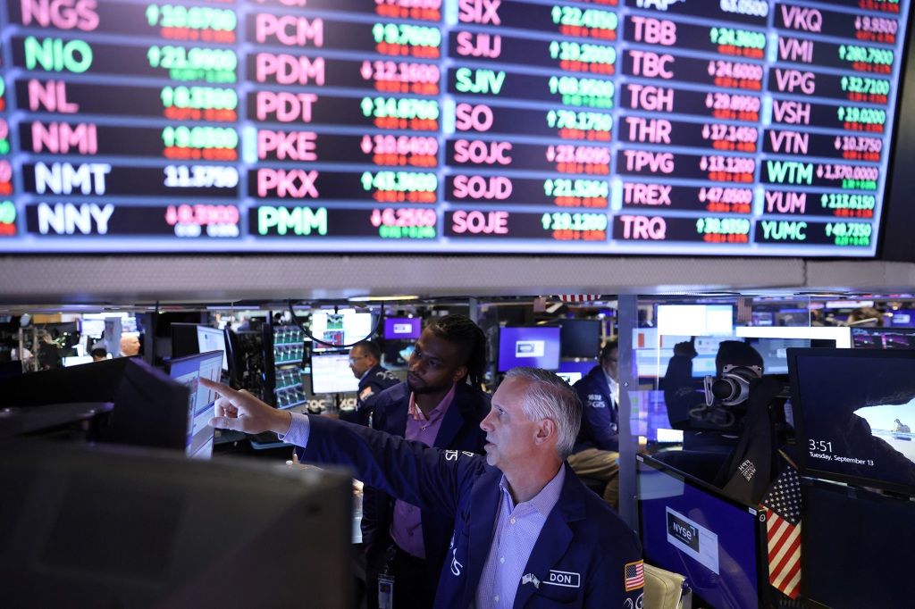 A picture of traders working on the trading floor at the NY Stock Exchange.