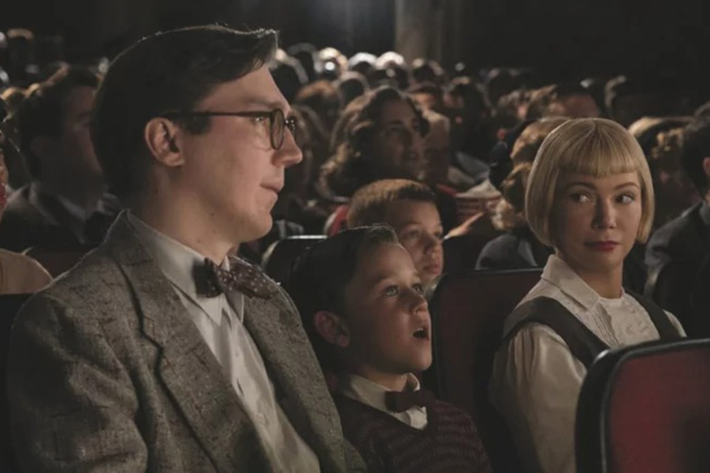 Dad Burt (Paul Dano) and mom Mitzi (Michelle Williams) take young Sammy (Mateo Zoryon Francis-DeFord) to his first movie.