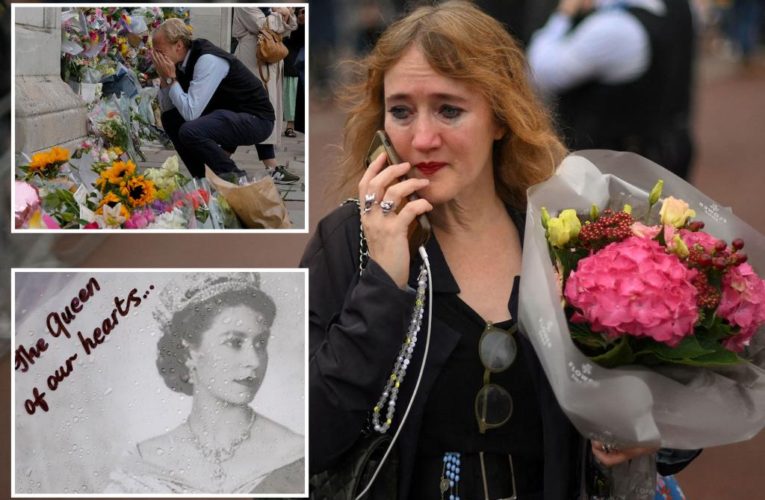 Queen Elizabeth II remembered by tourists from around the world