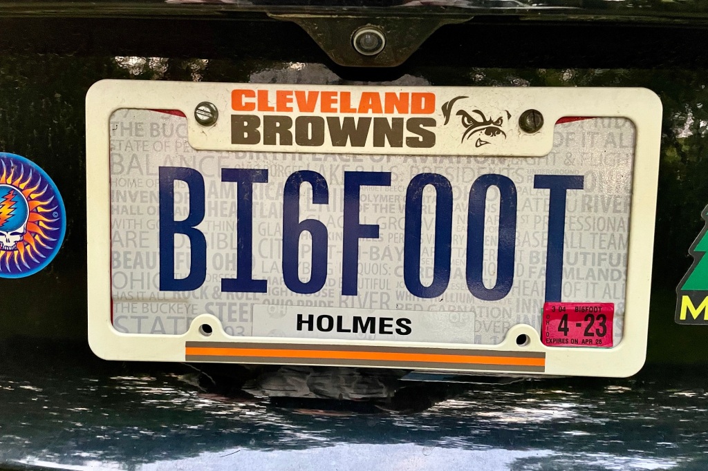 Exterior of a "BI6FOOT" vanity plate.