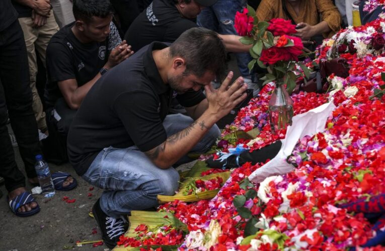 Indonesia relatives mourn those crushed at soccer match