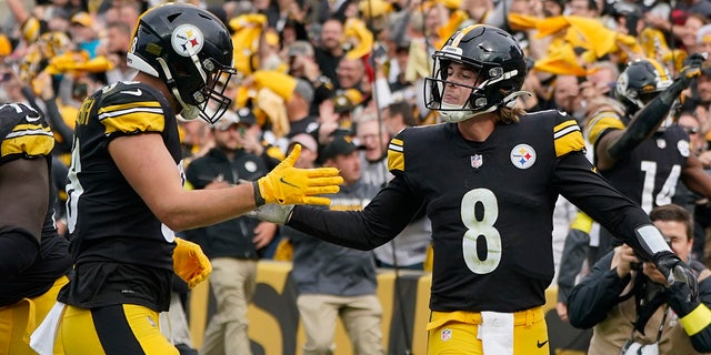 Pittsburgh Steelers quarterback Kenny Pickett (8) is congratulated by tight end Pat Freiermuth after scoring against the New York Jets during the second half on Oct. 2, 2022, in Pittsburgh.