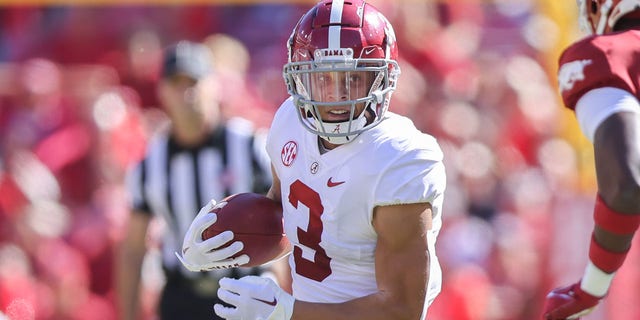 Alabama Crimson Tide wide receiver Jermaine Burton (3) runs with the ball in a game against the Arkansas Razorbacks Oct. 1, 2022 at Donald W. Reynolds Razorback Stadium in Fayetteville, Ark. 