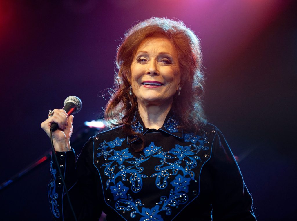 The four-time Grammy winner died at age 90 on Tuesday at her home in Hurricane Mills, Tenn.