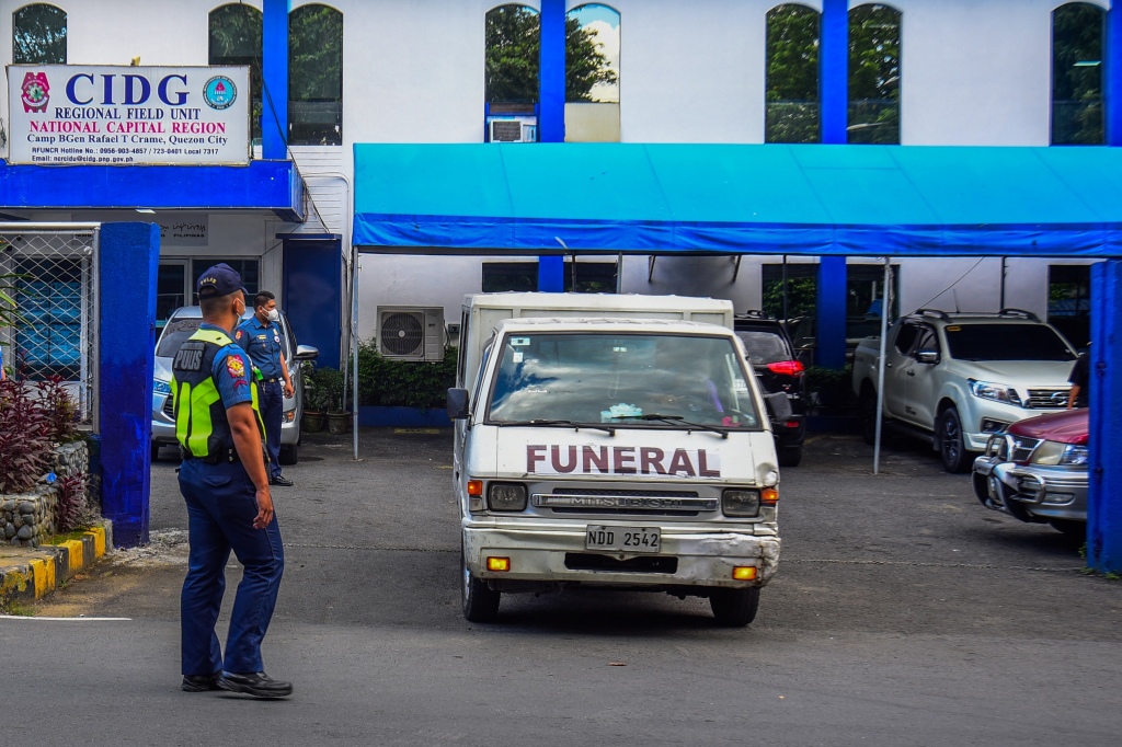 After police shot the first two inmates, the third grabbed de Lima and attempted to make ransom wishes, before police shot and killed him as well.